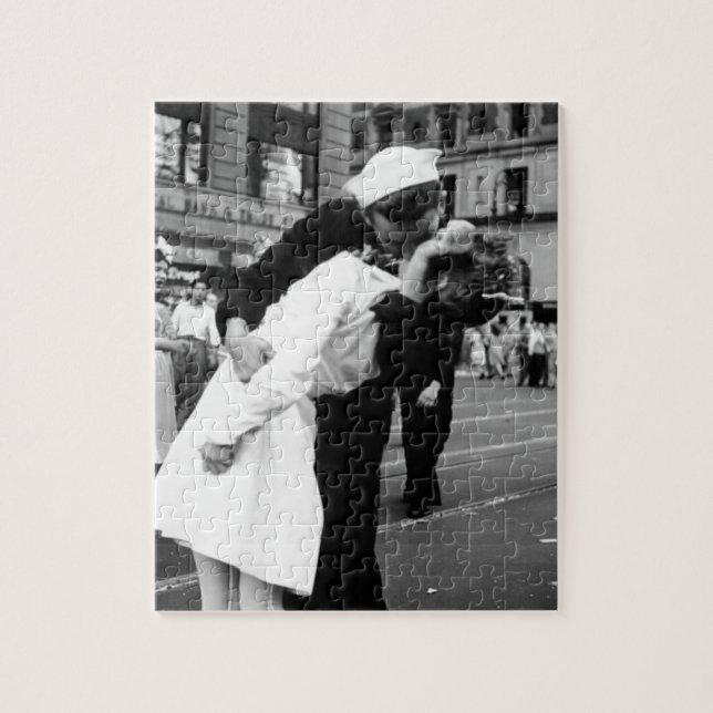 Kissing the War Goodbye at Times Square Jigsaw Puzzle (Vertical)