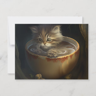 Kitten dans un thé jaune - Carte postale de chat