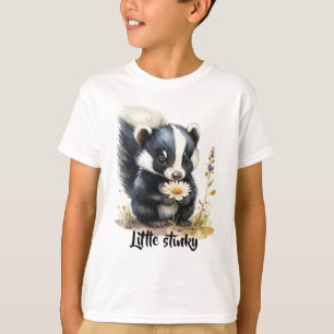Kleines Stinktier schnüffelt an Gänseblümchen  T-Shirt