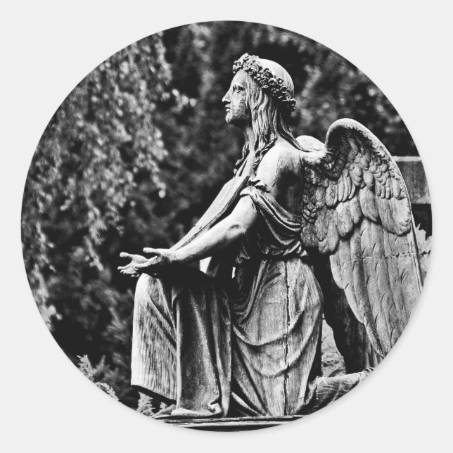Kneeling angel classic round sticker (Front)