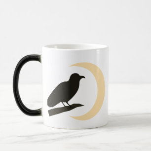 Krähe schaut zum Mond Magic Mug