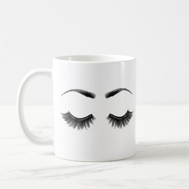 La beauté mignonne composent les cils et la tasse (Gauche)
