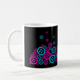 La boisson de Katieboy boutonne la tasse
