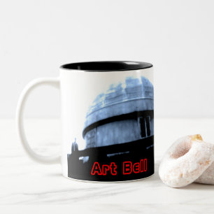 LA CLOCHE D'ART VEULENT PRENDRE UNE TASSE DE CAFÉ
