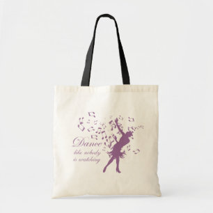 La danse comme personne observe le sac fourre-tout
