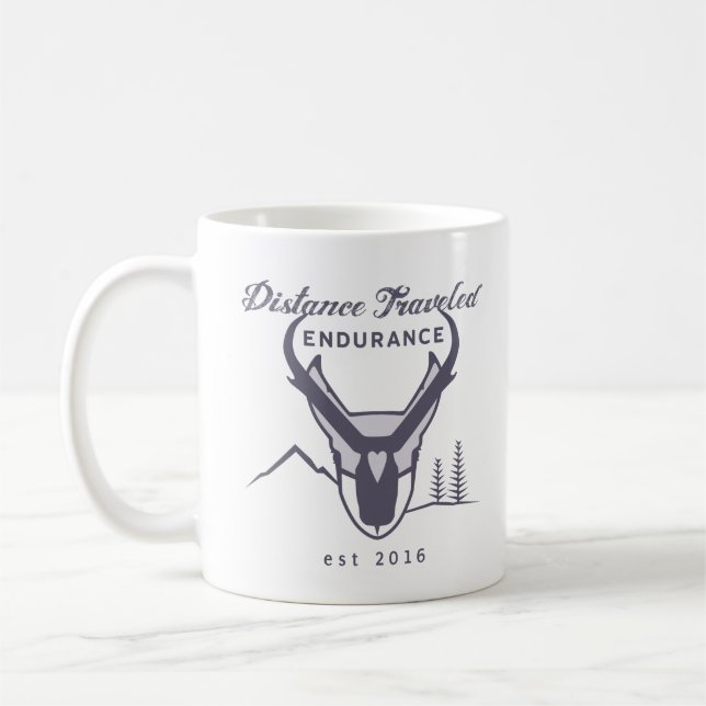 La distance a voyagé tasse de café de résistance (Gauche)