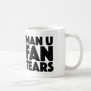 La fan de l'homme U déchire la tasse pour des fan