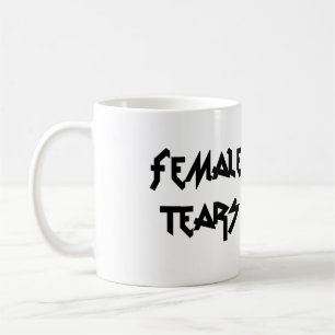 La femelle déchire la tasse
