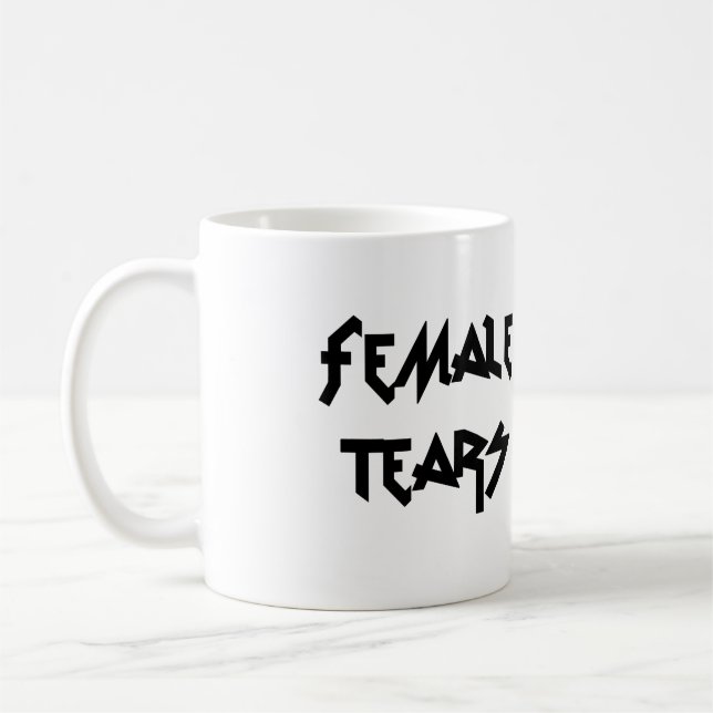 La femelle déchire la tasse (Gauche)
