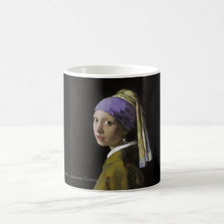 La fille avec une tasse de boucle d'oreille de