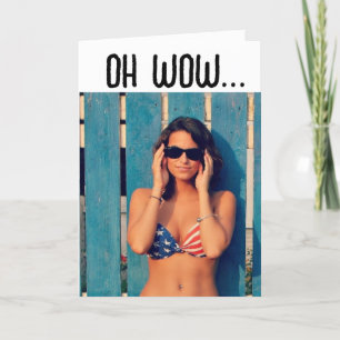 LA FILLE BIKINI SUR LA CARTE D'ANNIVERSAIRE DE LA 