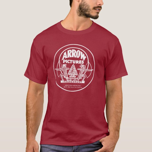 La flèche décrit le T-shirt occidental de studio (Devant)