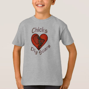 La fouille de poussins marque le T-shirt