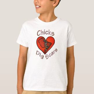 La fouille de poussins marque le T-shirt