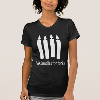La fourchette manipule le T-shirt