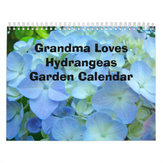 La grand-maman aime le calendrier de jardin