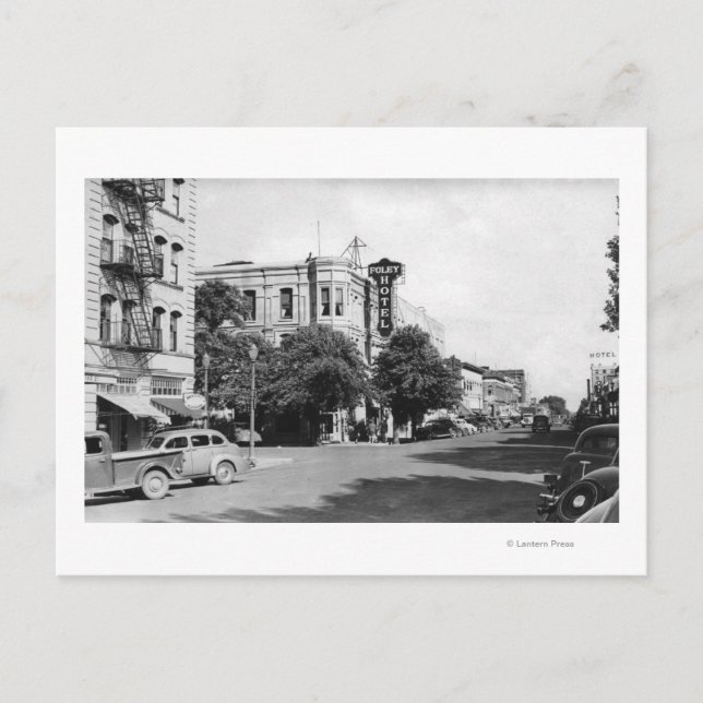 La Grande, Oregon Main Street View Photograph Postcard (Front)