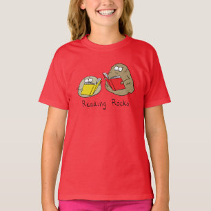 La lecture bascule le T-shirt de la fille de