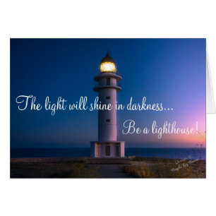 La lumière brillera dans le phare d'obscurité