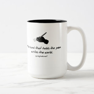 La main qui tient la tasse de stylo