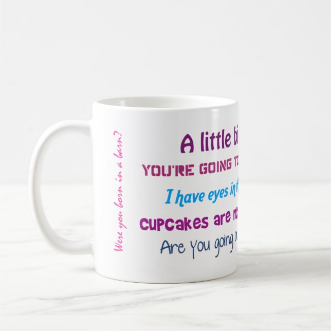 La maman drôle cite la tasse (Gauche)