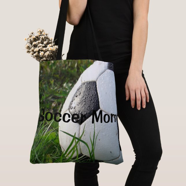 La maman du football folâtre le sac fourre-tout à (De près)