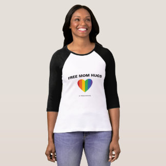La maman libre étreint le T-shirt