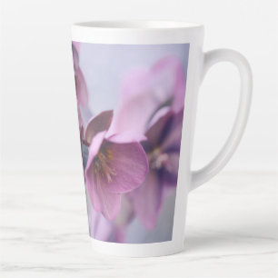La Mug de latte, belle création de fleurs roses