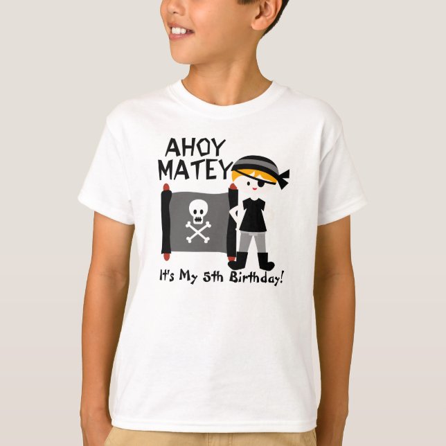 La partie blonde de garçon aiment un T-shirt de (Devant)
