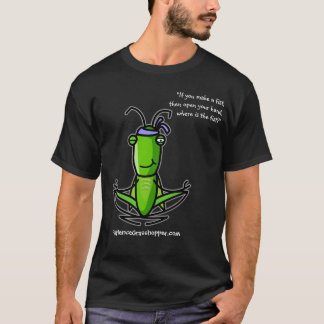 La patience, poing foncé de T-shirt de sauterelle