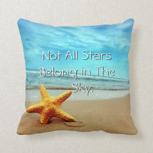 La plage est mon coussin heureux d'étoiles de mer