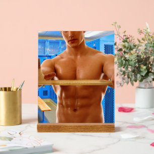 La poitrine nue et musclée de l'homme de SlipperyJ