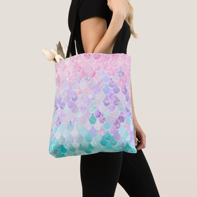 La sirène mignonne mesure le sac fourre-tout, (De près)