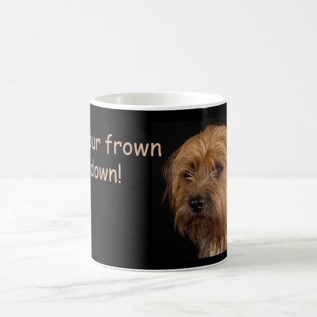 La tasse blanche de chien de Terrier de frontière, (Centre)