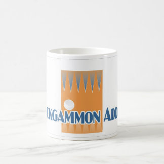 La tasse blanche de l'intoxiqué de backgammon