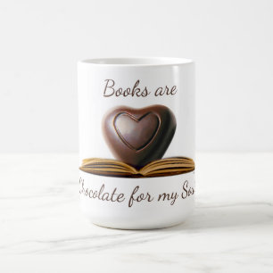 La tasse de l'amant de livre et de chocolat