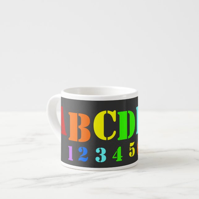 La tasse de l'enfant d'alphabet (Devant gauche)