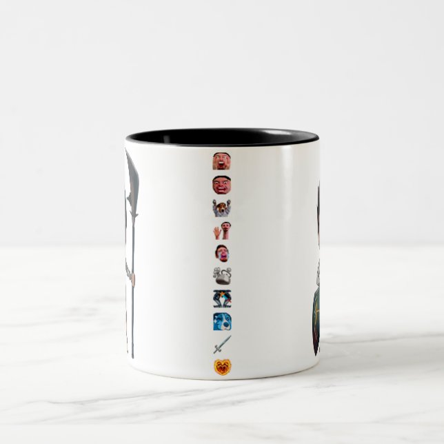 La tasse heureuse de fraise-mère avec font dans le (Centre)