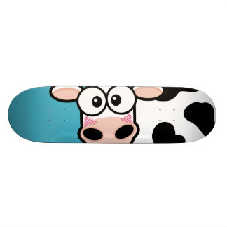 La vache rougissante sur le skateboard bleu