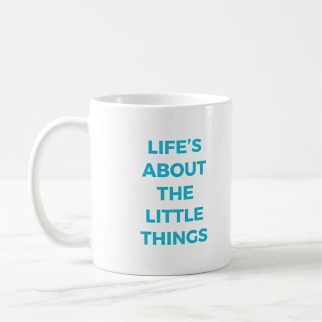 La vie au sujet de la petite tasse de choses (Gauche)