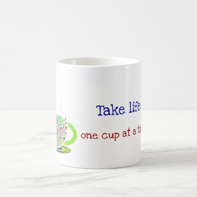 La vie de prise une tasse de café de tasse à la (Centre)