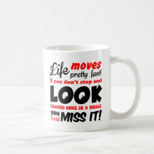 La vie déplace la tasse assez rapide de citation