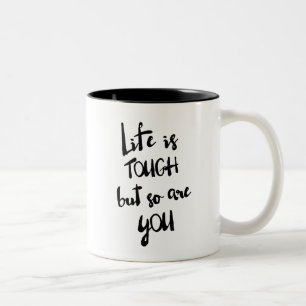 La vie est difficile, la calligraphie moderne Mug