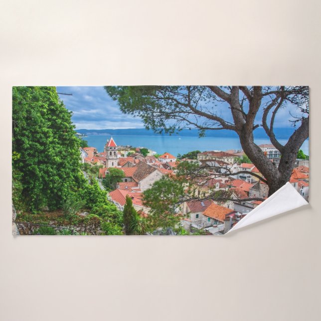 La ville croate d'Omis. (Serviette de bain)