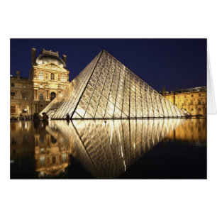 La vue nocturne sur la pyramide de verre du Musée