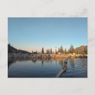 Lac alpin, carte postale de rivage rocheux