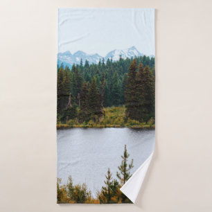 LAC AVEC DES ARBRES SUR LES CÔTÉS