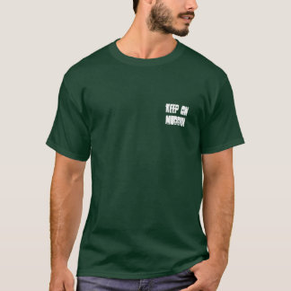 L'adulte gardent sur le T-shirt de Muddin ATV