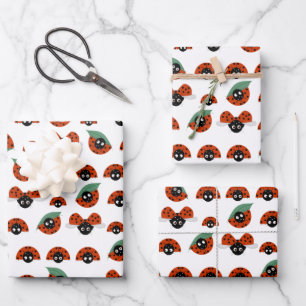 Ladybugs Enveloppant des feuilles de papier
