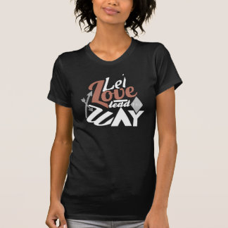 Laissez l'avance d'amour le T-shirt de manière